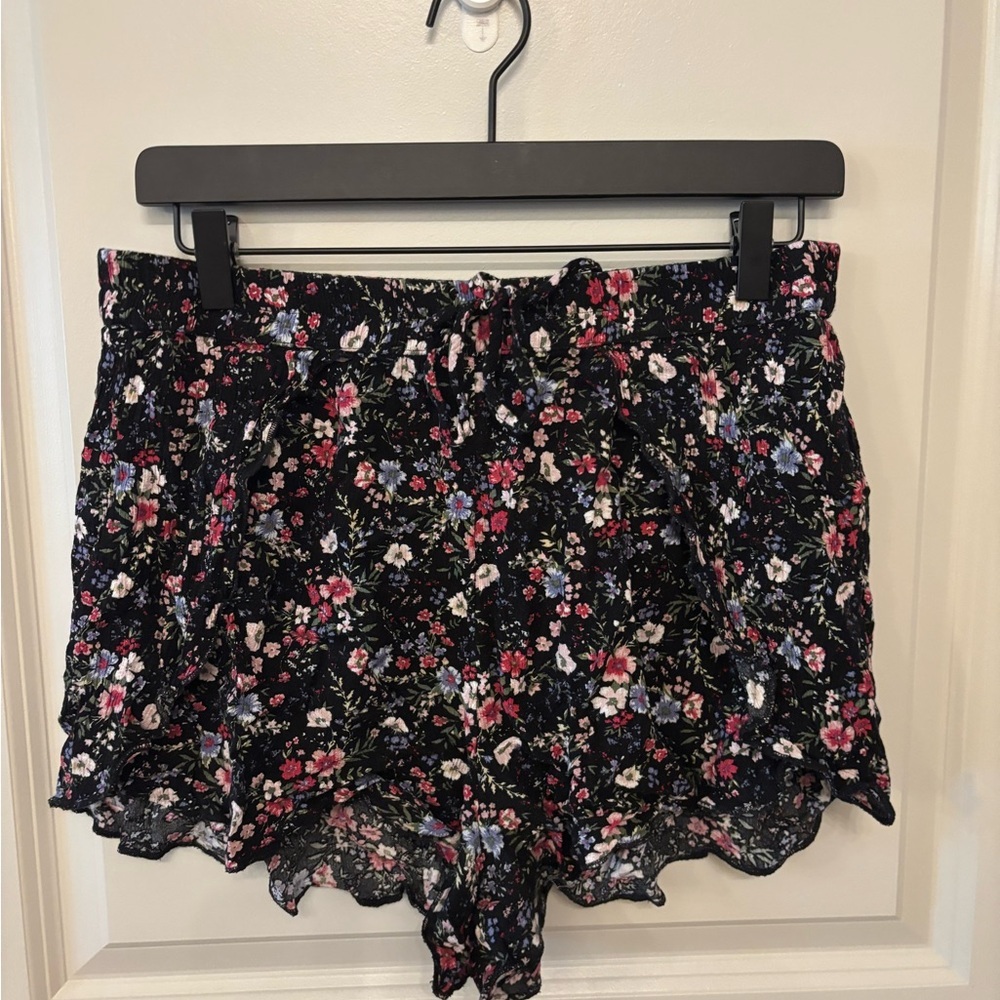 American Eagle black floral flowy ruffle shorts size L